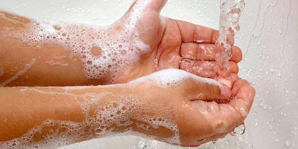 handen wassen om parasietenplagen te voorkomen