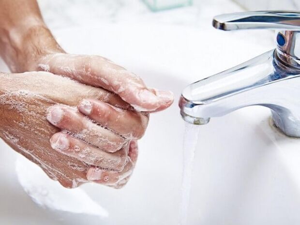handen wassen tijdens ontwormen